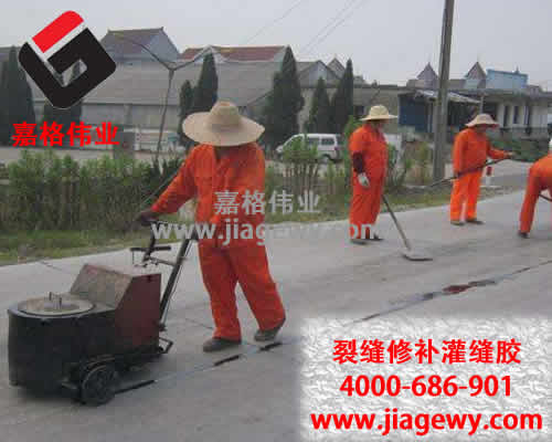 萬通公路養(yǎng)護隊停止瀝青灌縫膠灌縫作業(yè)，確保高考學(xué)生安全通暢出行