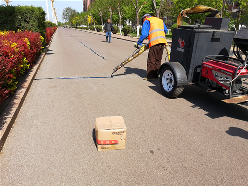 道路出現(xiàn)裂縫，公路灌縫膠是怎么和工人一起完成修補(bǔ)的呢？