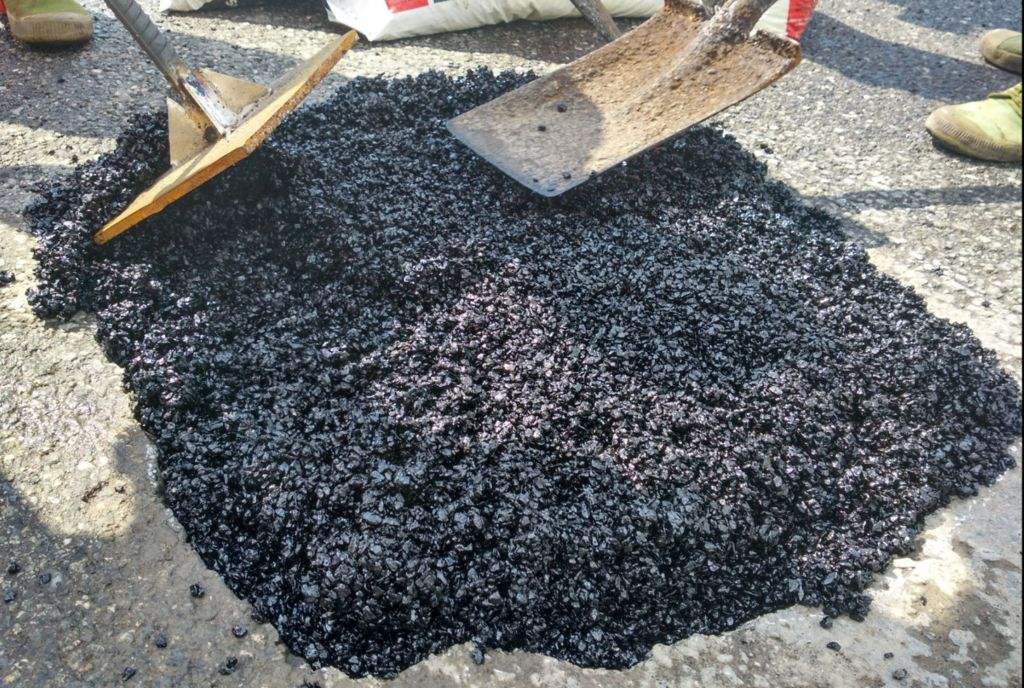 瀝青冷補(bǔ)料施工便捷，道路養(yǎng)護(hù)好幫手