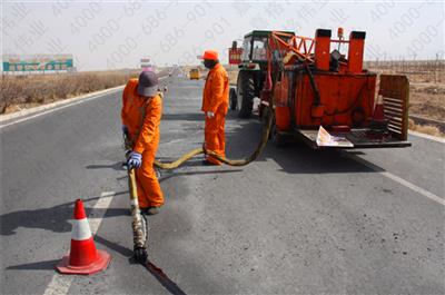 針對道路路面裂縫,應(yīng)采取什么樣的嘉格灌縫膠進行灌縫處理呢？